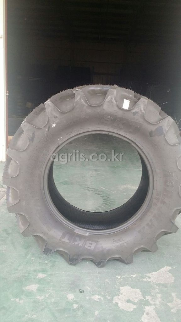 BKT 트랙터용 타이어 <b>16.9-30</b>(래디얼일반 420/85 R30) 사진1