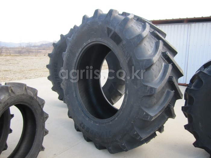 BKT <b>트랙터</b>용 타이어 20.8-42(래디얼극광폭 710/70 R38) 사진2