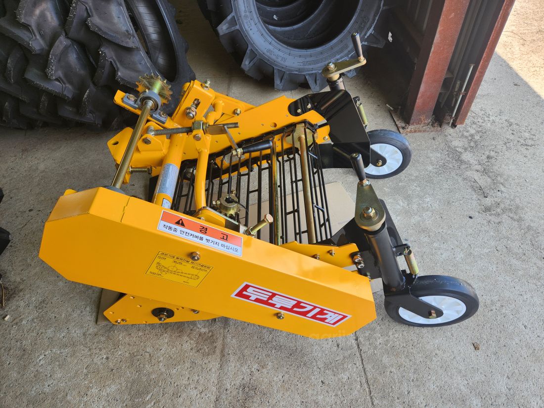 두루기계(한국) 감자<b>수확기</b>(경운기용) DRI모델(핸들조절식 미륜) 사진1