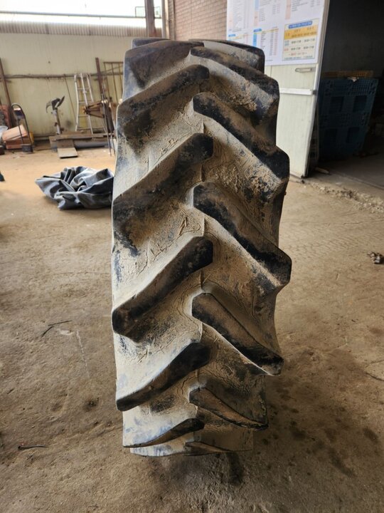 대동 트랙터 D852 (85마력) 16.9-34