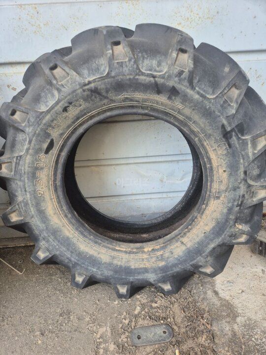 LS Tractor XR4155 (55.7hp) 앞Tire