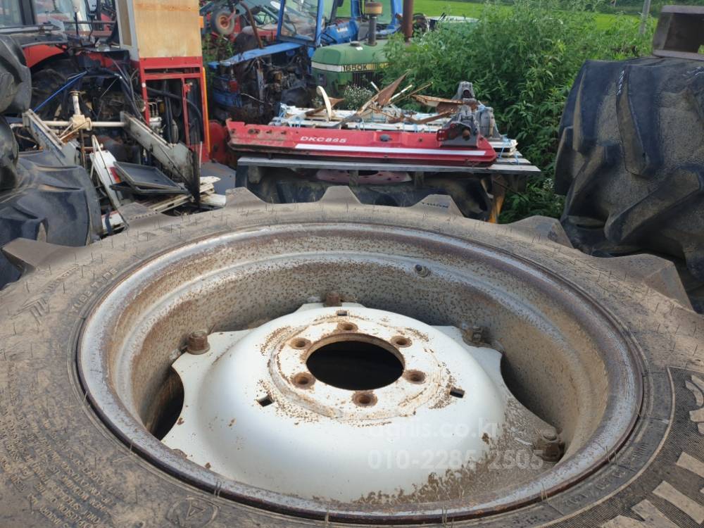 TYM Tractor T720 (72hp)