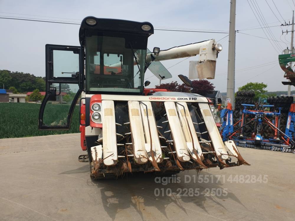 Daedong Combine Harvester DXM110GC (6Rows) 뒤우측면