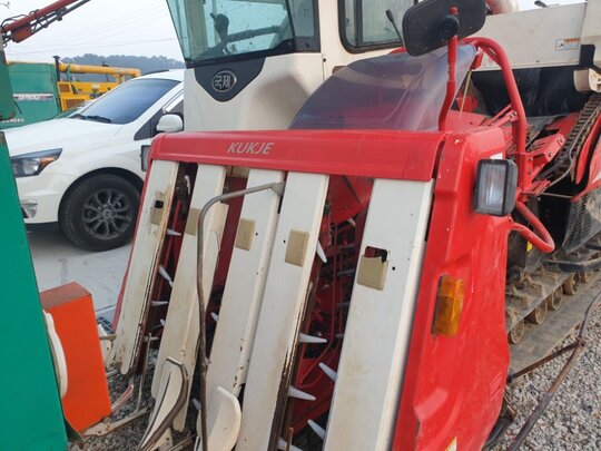 국제 콤바인 DKC865 (5조식) 앞좌측면