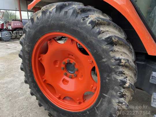 Kubota Tractor M105X (105hp) Tire