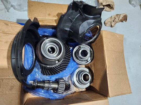 JohnDeere Tractor 6155R (155hp) 6155R AUTOPOWER DIFF ASSY