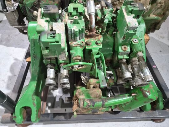 JohnDeere Tractor 7430 (165hp)  John Deere 7430 Rear 3-Point Linkage & Hydraulic System