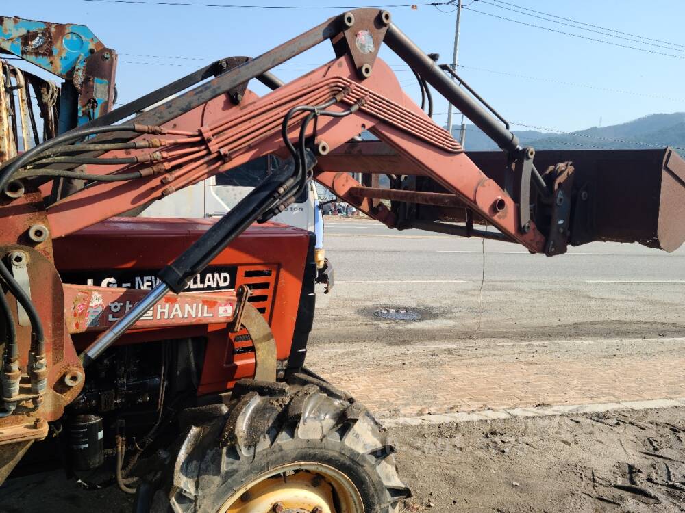 뉴홀랜드 트랙터 55-66D (55마력) 뒤우측면