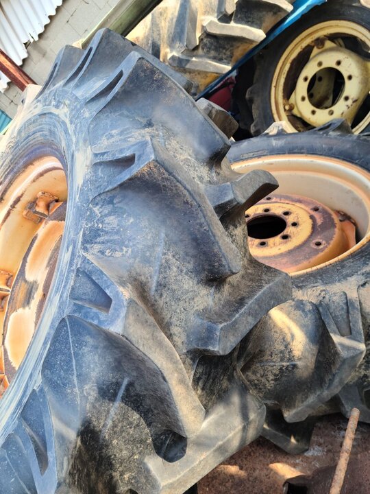 뉴홀랜드 트랙터 55-66D (55마력) 타이어(14.9-28)