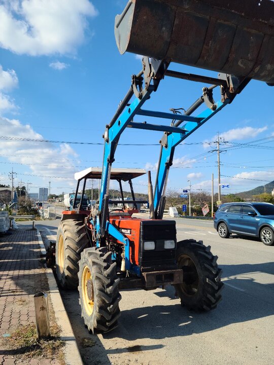 뉴홀랜드 트랙터 80-66D (80마력) 로더 사진1