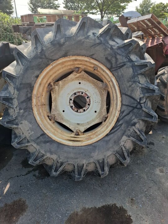 NewHolland Tractor TL80A (80hp) Tire