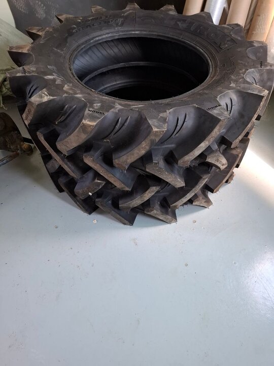 LS Tractor L7030 (85hp) 앞 Tire