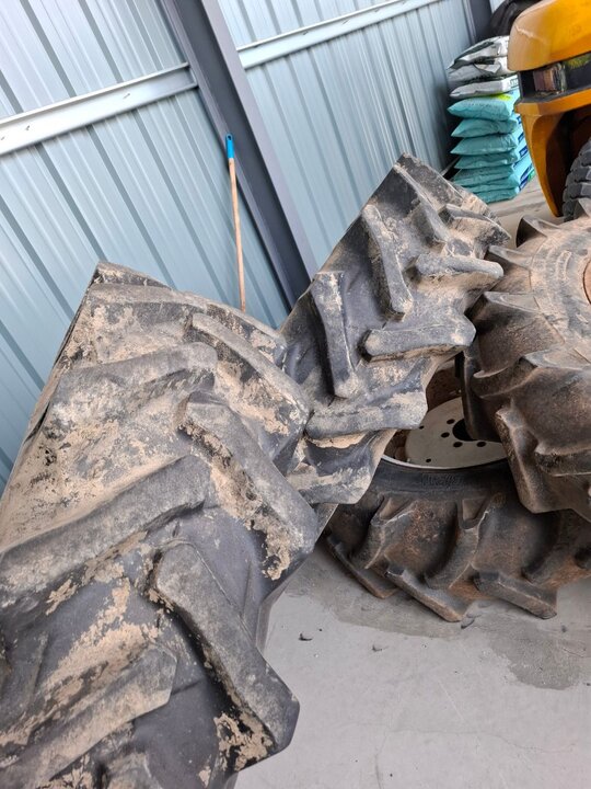 NewHolland Tractor 65-94DT (65hp) Tire