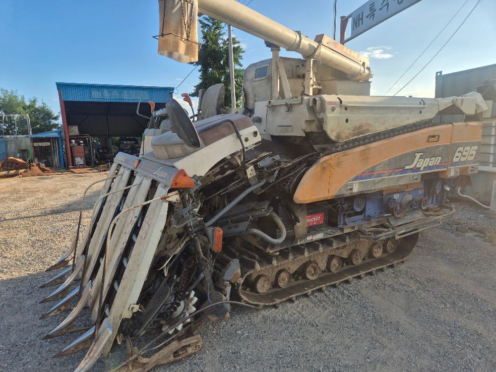 TYM Combine Harvester HJ695 (6Rows)