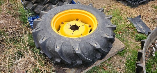 타이어 타이어 13.6ㅡ24 타이어