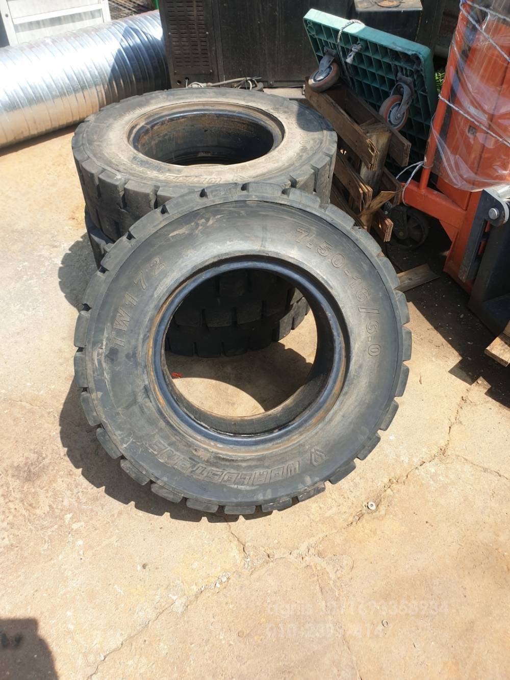  지게차 4.5톤 지게차타이어 뒤우측면