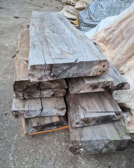 한국산 소나무 원목 건조 . 건조한 소나무