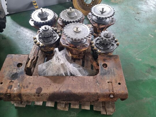 캐터필라246 스키드로더 스키드로더 주행모터.바퀴회전축.체인 타이어