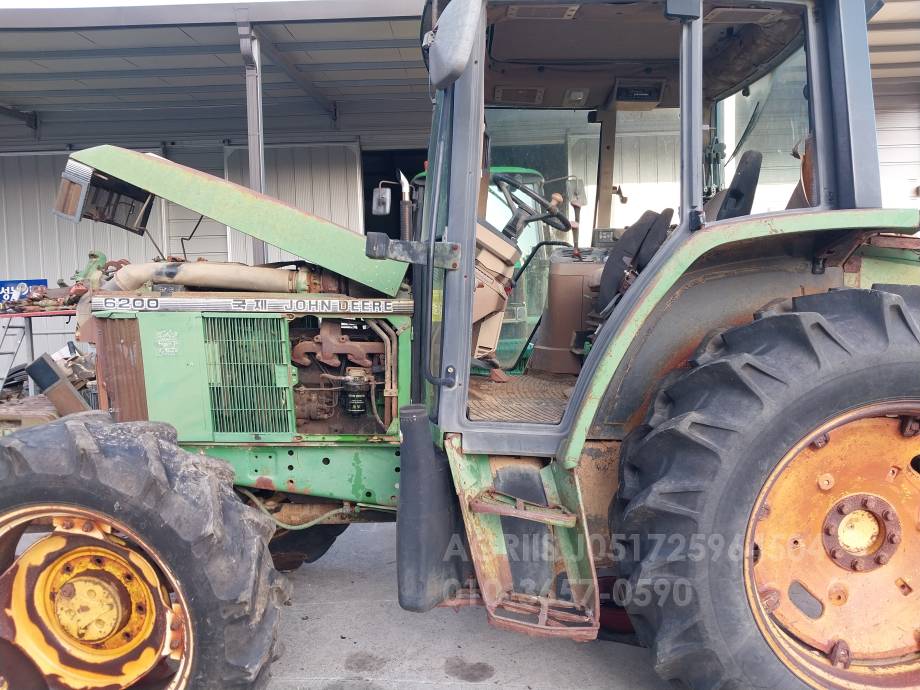 JohnDeere Tractor 6200 (85hp)