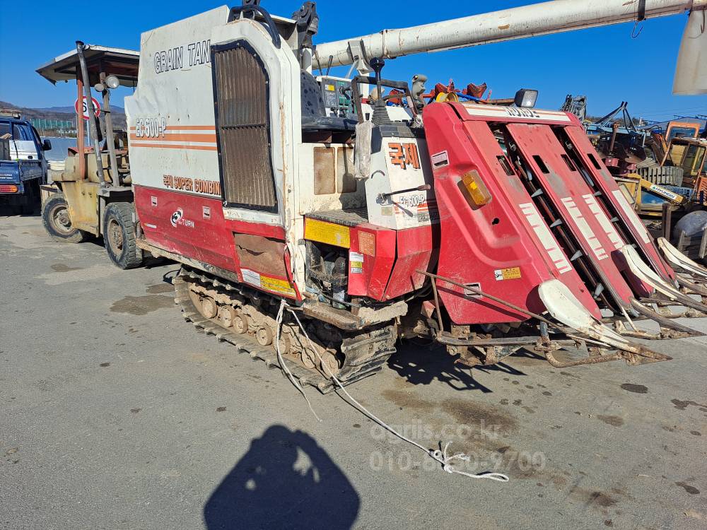 국제 콤바인 EC600 (4조식) 뒤우측면