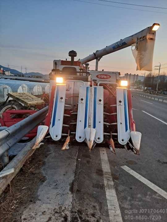 TYM 콤바인 HU6500 (4조식) 앞좌측면
