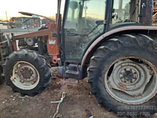 TYM 트랙터 T680 (68마력) 앞좌측면