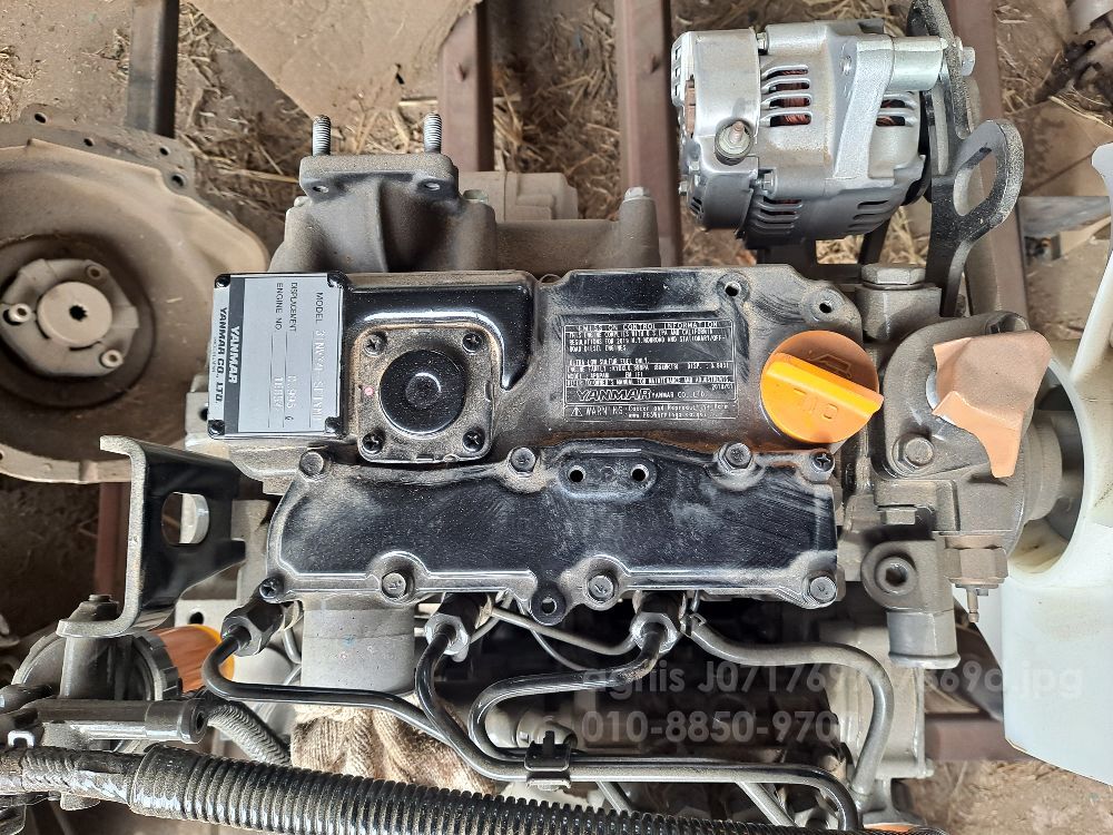 얀마 콤바인 엔진3TNV74F.3TN84.4TN84.88 (3조식) 뒤우측면