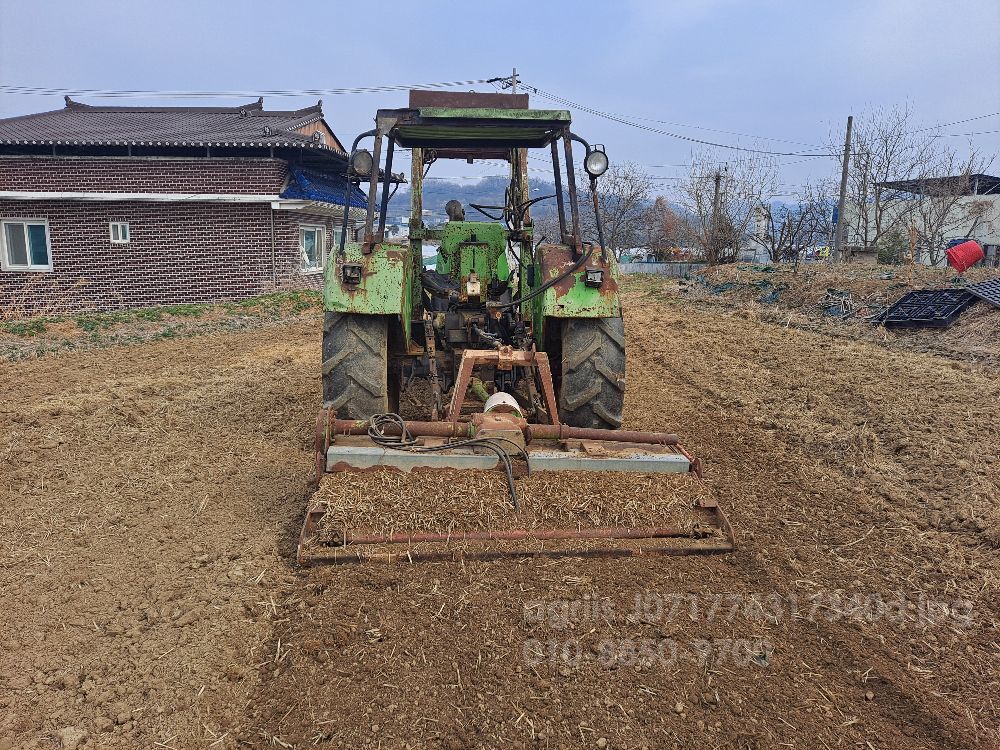  전체기능 잘돼고 엔진시동시 나바가스 나요 독일 도이지 트랙터 공냉식  뒤우측면