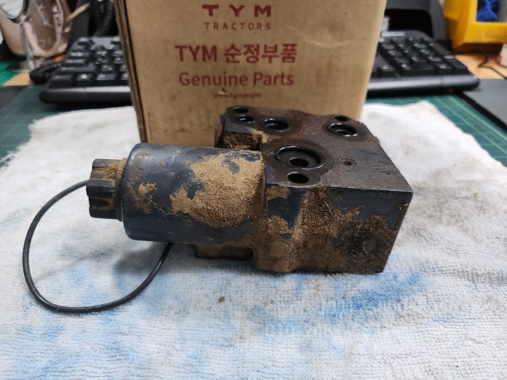 TYM 트랙터 T680 (68마력) 피티오 밸브 조합 사진2