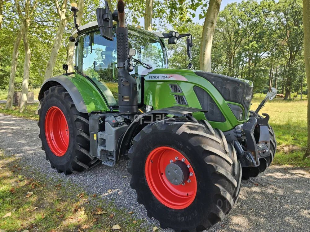  Tractor 724 (240hp) 뒤우측면