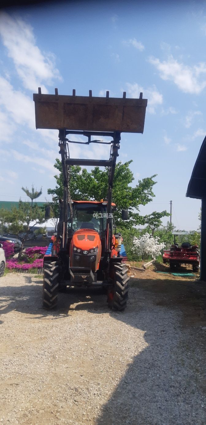 Kubota Tractor MR1007 (106hp)