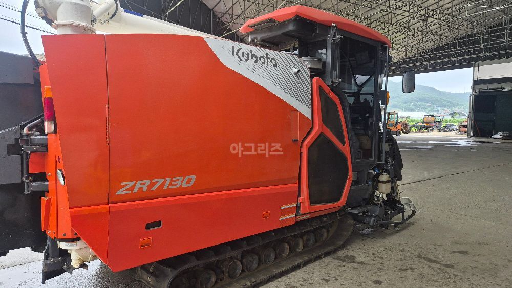 구보다 콤바인 ZR7130 (7조식) 뒤우측면