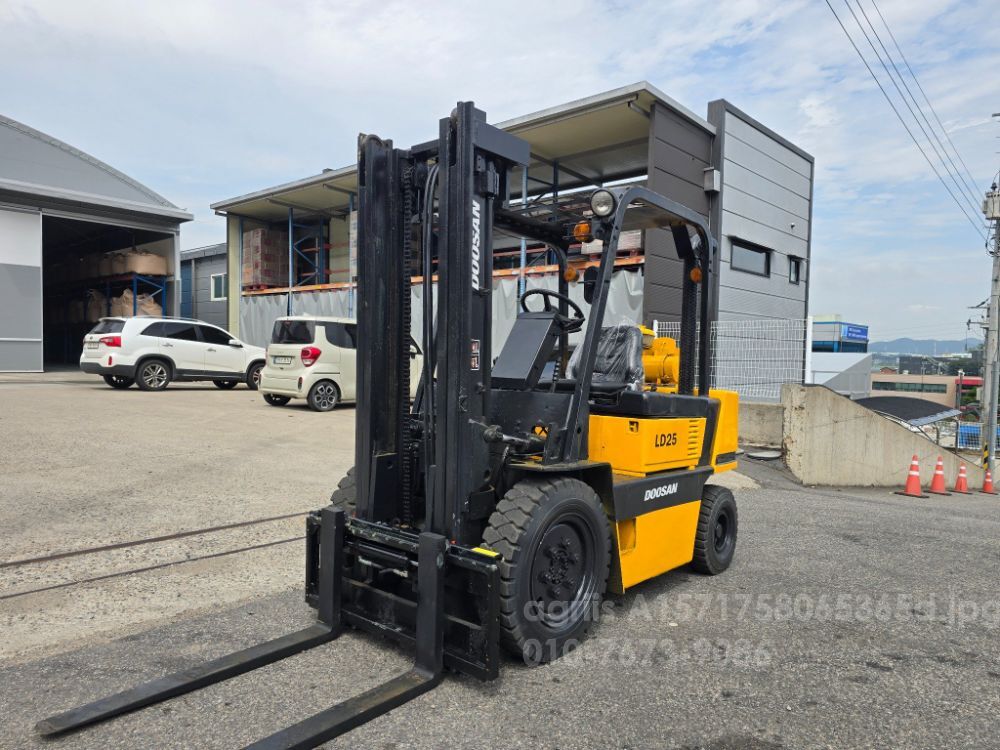 두산 지게차 LD25 (2.5톤) 뒤우측면