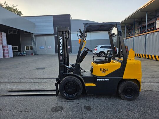 두산 2.98톤 지게차 D30S (3.0톤)