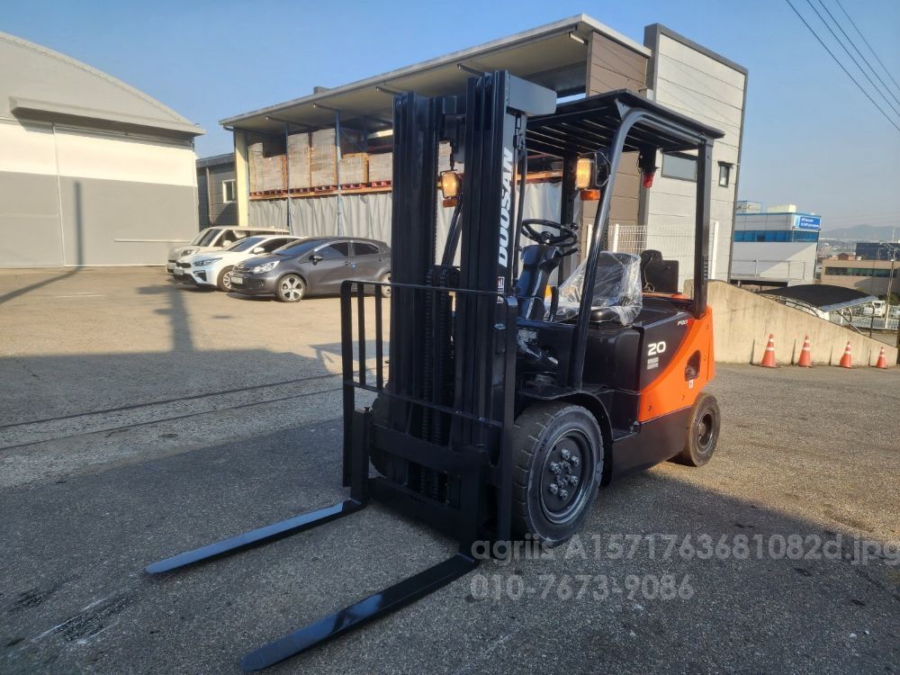 두산 지게차 D20S-5 (2톤) 뒤우측면