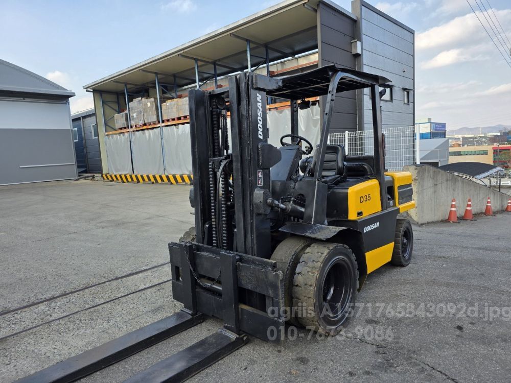 Doosan Forklift D35SM 3단마스트 (3.5톤) 뒤우측면