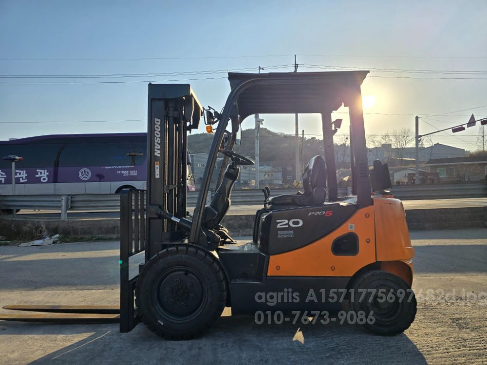 두산 지게차 D20S-5 (2톤) 뒤우측면