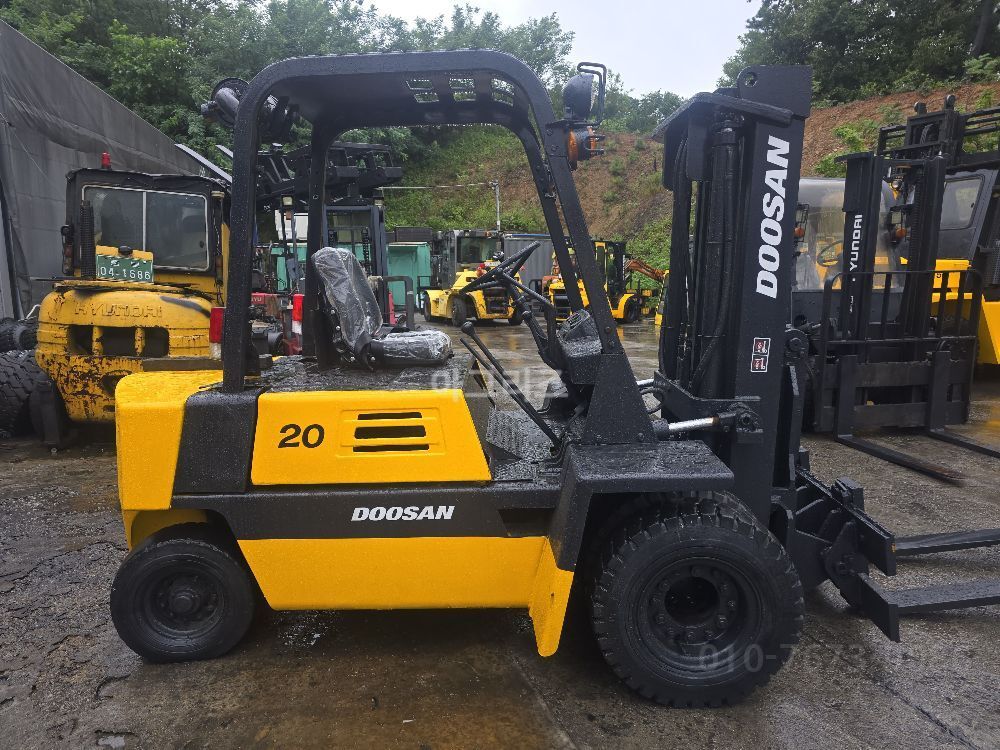 두산 지게차 FD25S (2톤) 뒤우측면