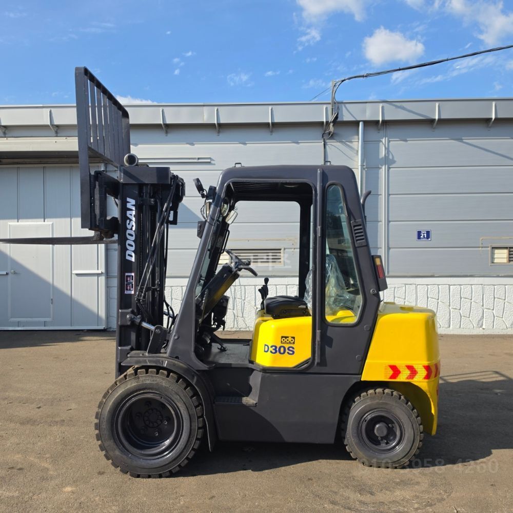  Forklift D30S-3 (3톤) 뒤우측면