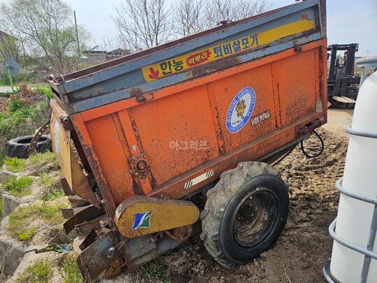  한농퇴비살포기 한농퇴비살포기 
