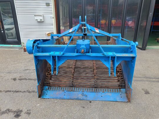 감자.  약초 땅속작물 수확기 감자.  약초 땅속작물 수확기 1500 감자.  약초 땅속작물 수확기 1500