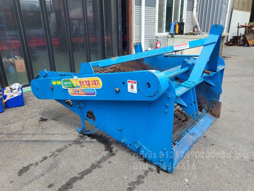  감자.  약초 땅속작물 수확기 1500 감자.  약초 땅속작물 수확기 1500  뒤우측면