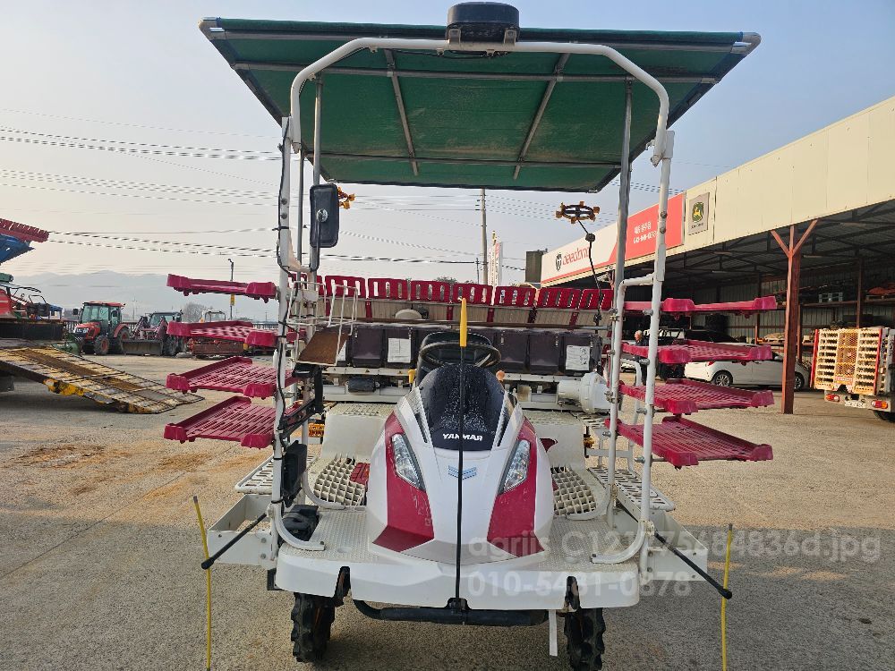 얀마 이앙기 YR8DZTG-F (8조식) 뒤우측면