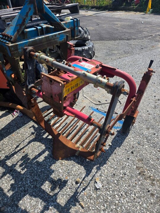  고구마수확기 경운기용 땅속작물 수확기 