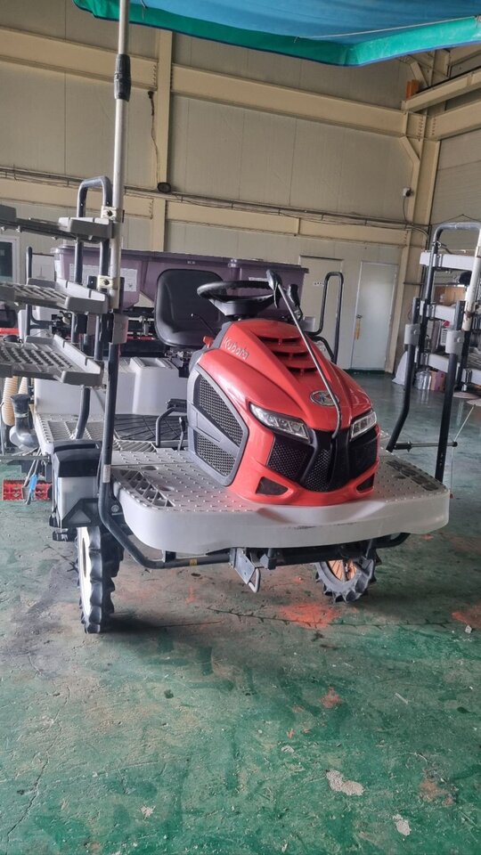 구보다 이앙기 KNW6S-GS (6조식) 앞좌측면