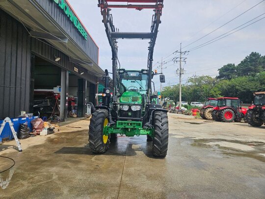 JohnDeere Tractor 6100M (100hp)