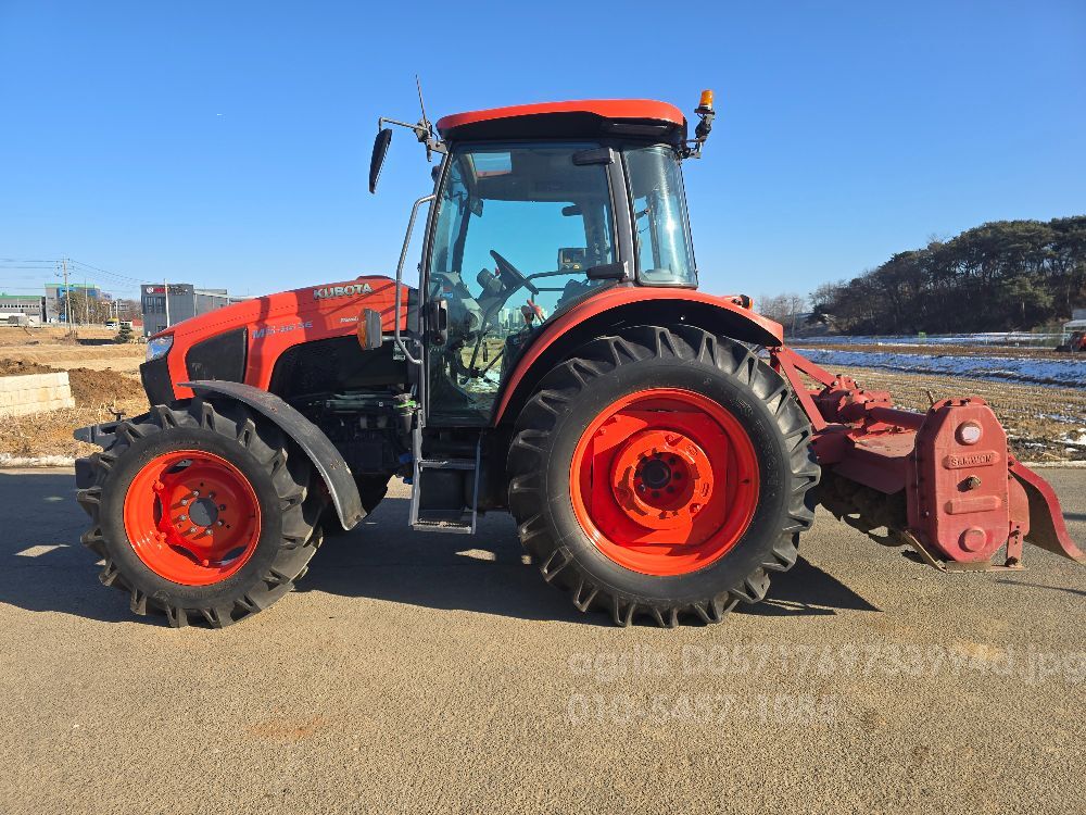 Kubota Tractor M5-86SE (96hp) 뒤우측면