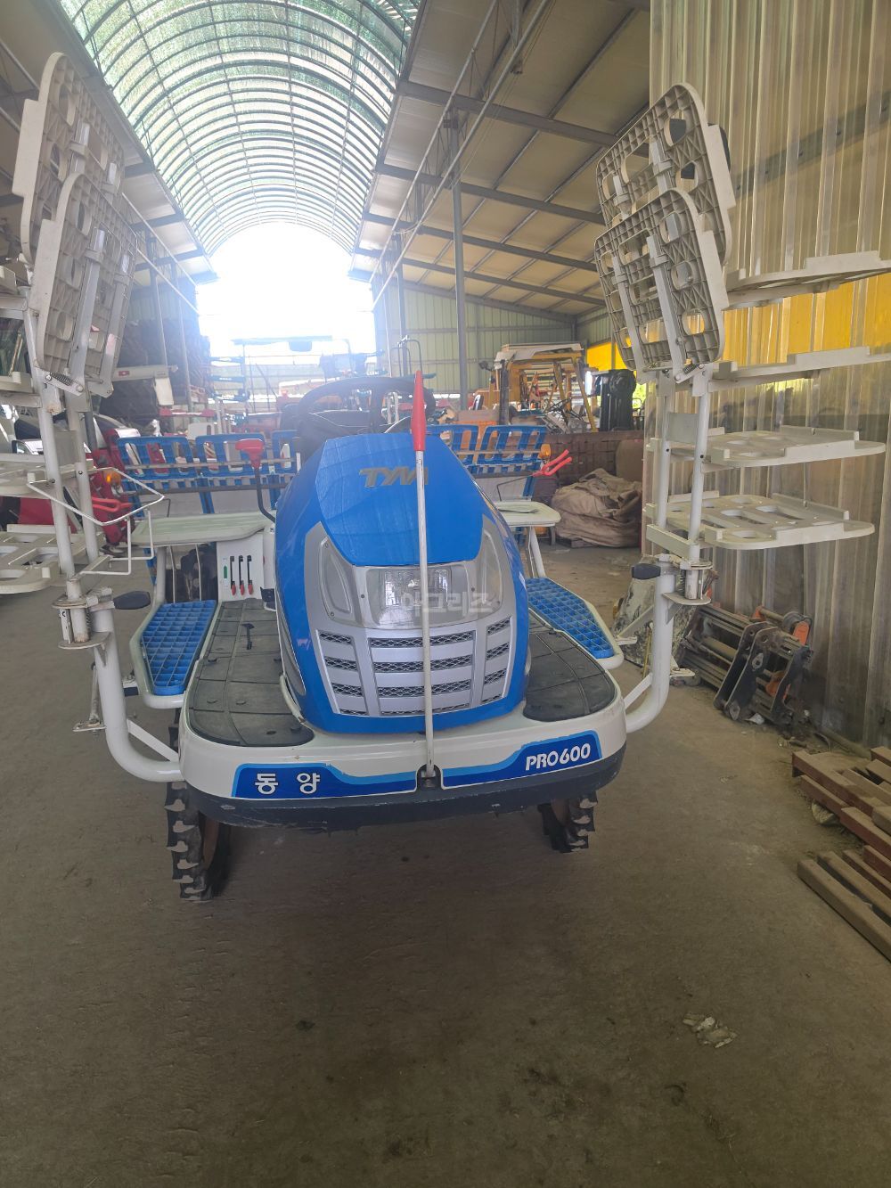 TYM Rice transplanter PRO600 (6Rows) 뒤우측면