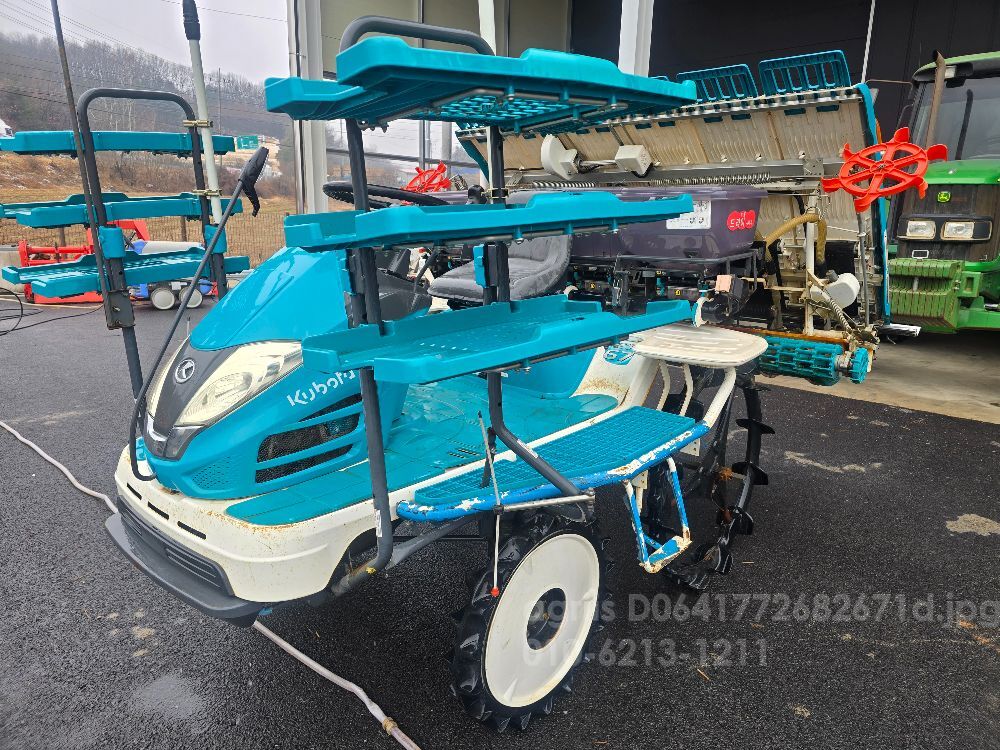 구보다 이앙기 KZP67FR (6조식) 뒤우측면