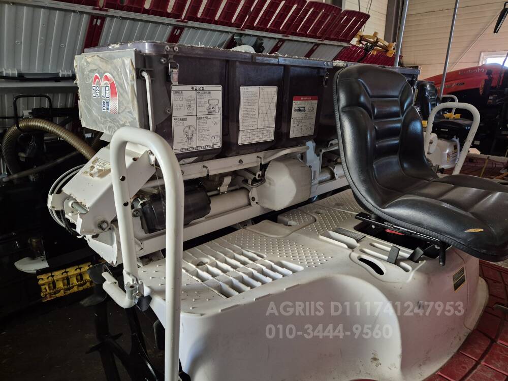 얀마 이앙기 YR6DZT (6조식) 뒤우측면